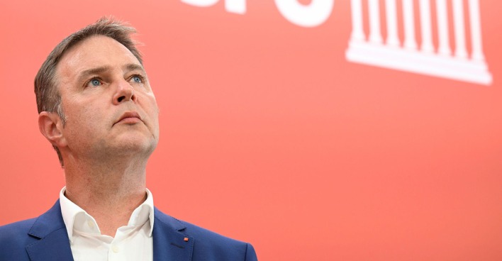 SPÖ-Chef Andreas Babler im Rahmen einer Pressekonferenz im Parlament