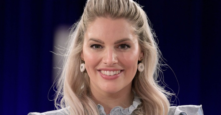 Ein hübsche Frau mit blonden langen Haaren.