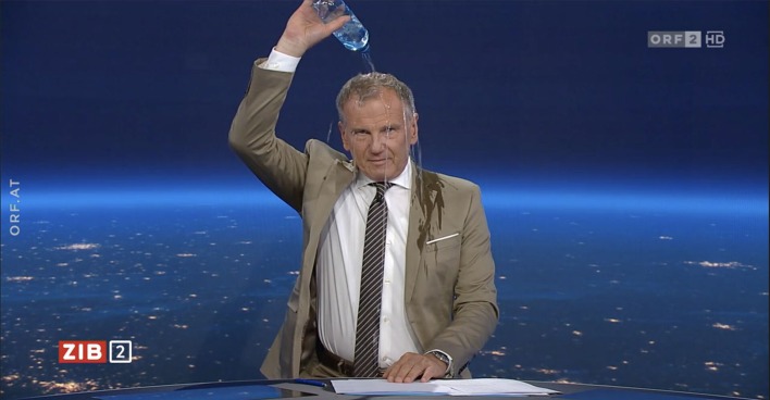ZIB2-Moderator Armin Wolf schüttet sich in der Sendung eine Flasche Wasser über den Kopf