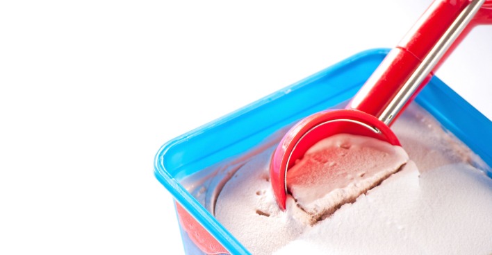 Eine Box mit Eiscreme und einem Löffel, der darin steckt.