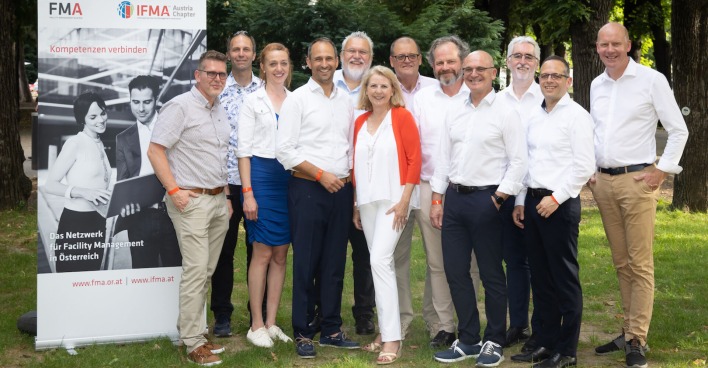 Vorstände von FMA und IFMA Austria im sommerlichen Garten | Credit: Christian Fischer/www.fischerfoto.com