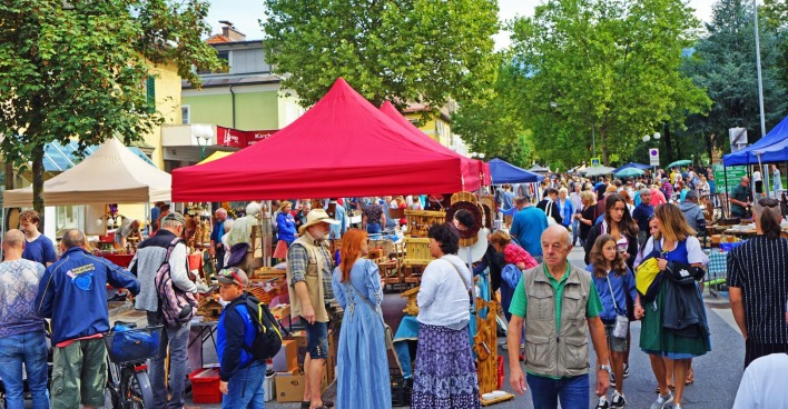 Zahlreiche Besucher des Flohmarkts in Spittal an der Drau