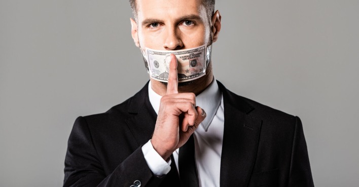 Mann mit Banknote vor Mund