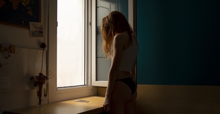 Porträt einer jungen Frau, Gesicht unkenntlich