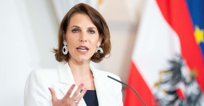 Verfassungsministerin Karoline Edtstadler (ÖVP) während eines Doorsteps vor Beginn des Sommer-Ministerrates