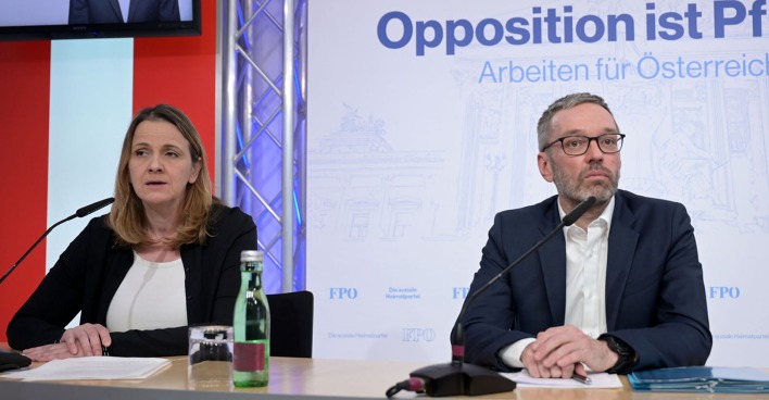 FPÖ-Chef Herbert Kickl und Gesundheitssprecherin Dagmar Belakowitsch im Rahmen einer Pressekonferenz.