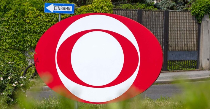 ORF-Logo vor dem ORF-Zentrum am Wiener Küniglberg.