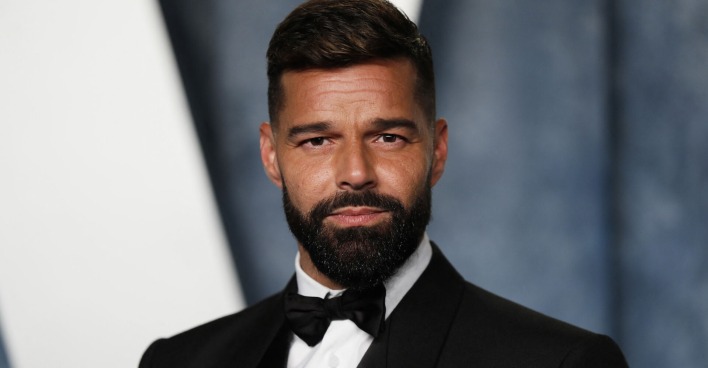 Ein Mann mit Smoking und Bart schaut in die Kamera.