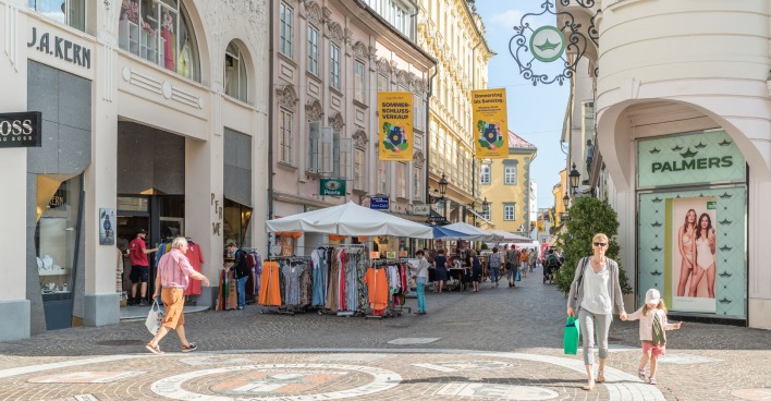Menschen am Alten Platz Klagenfurt bei Sonnenschein
