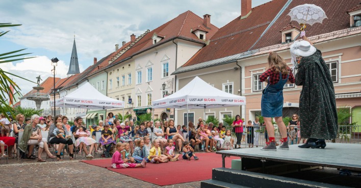Theaterwagen Porcia mit kleinen und großen Zuschauern