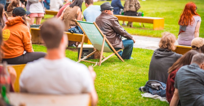 Besucher in Liegestühlen am Kardinalplatz