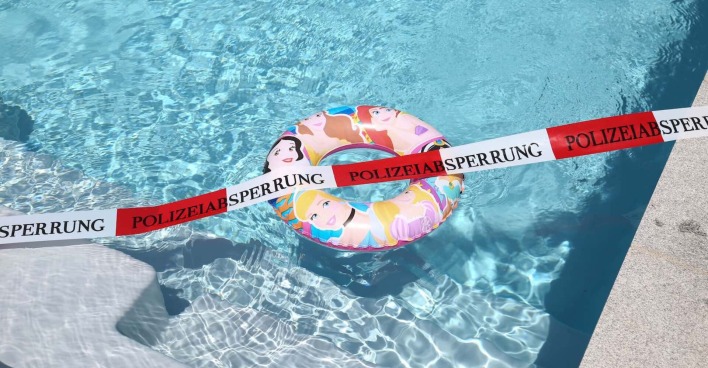 Schwimmreifen im Becken und ein Absperrband.