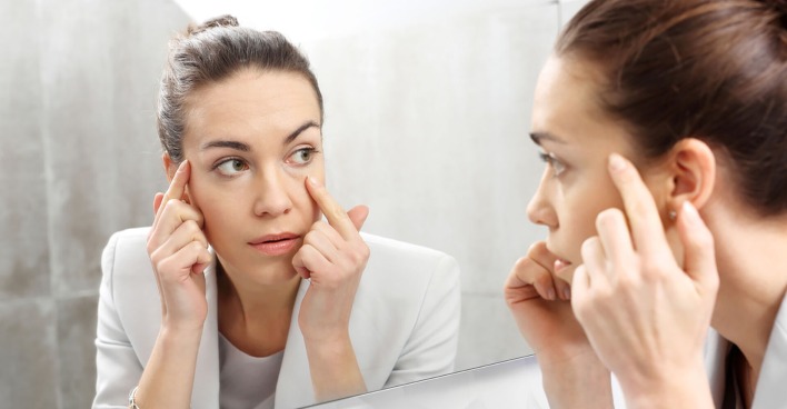 Frau greift sich an ihre Augen | Credit: iStock.com/robertprzybysz