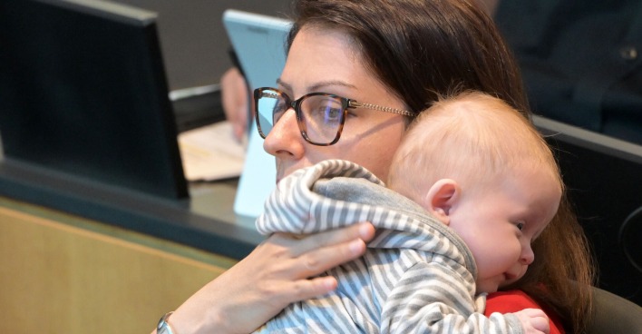 Duzdar hält ihr Baby im Nationalrat auf dem Arm