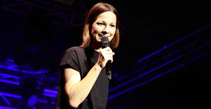 Christina Stürmer mit Mikrophon auf der Bühne.