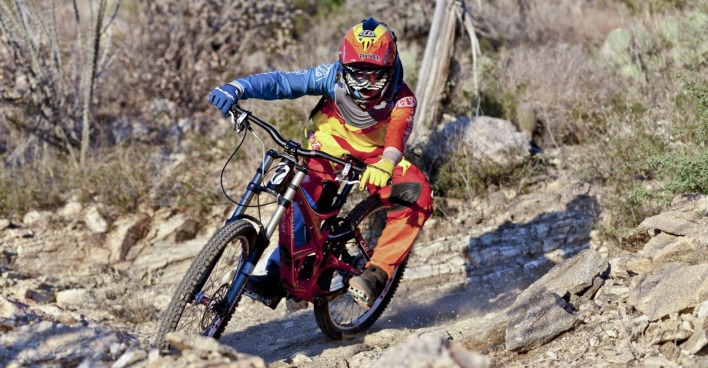 Frau fährt ein Downhill-Bike | Credit: iStock.com/travelview