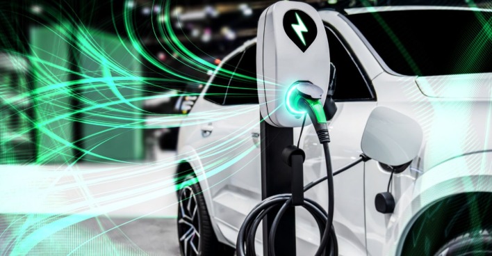 E-Auto an der Ladesäule | Credit: iStock.com/Blue Planet Studio