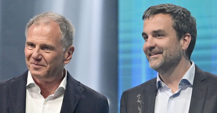 Armin Wolf und Florian Klenk stehen nebeneinandern. Sie nehmen den Preis als Journalisten des Jahres 2020 bzw. 2021 entgegen.