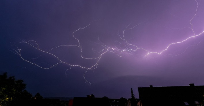 Eine riesiger Blitz am Nachthimmel.