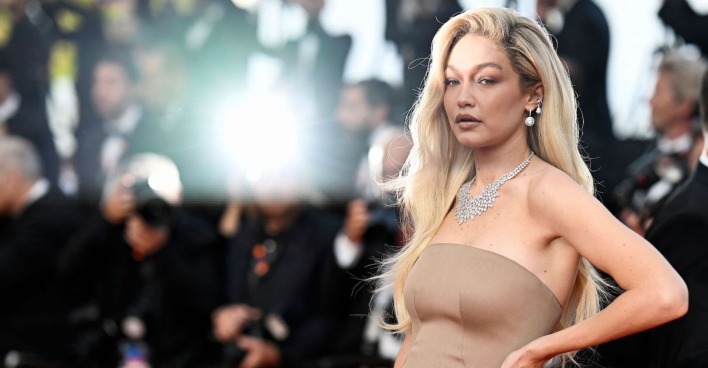 Gigi Hadid vor vielen Fotografen.