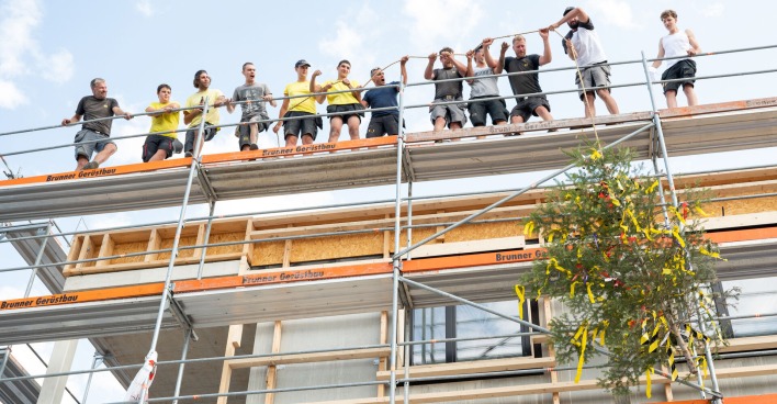 Wohnbauselbsthilfe und i+R Wohnbau luden Planer:innen, Handwerker:innen und künftige Bewohner:innen zur Firstfeier „Am Römerstein“ in Höchst.