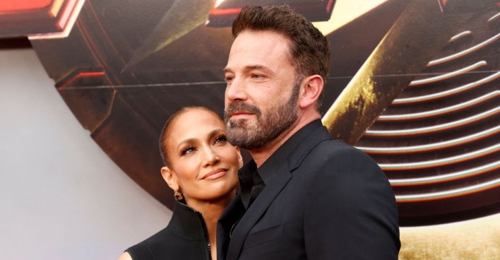 Jennifer Lopez sieht Ben Affleck verliebt an.