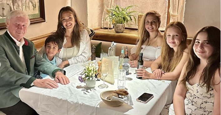 Jessica Alba sitzt mit ihren Kindern und Freunden beim Abendessen an einem Tisch im Stanglwirt.