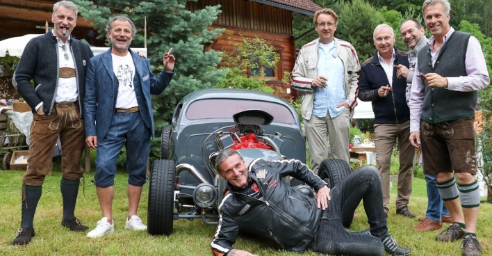Knud Tiroch liegt beim Ennstal Picnic vor einem Auto in der Wiese | Credit: Melzer PR/Peroutka