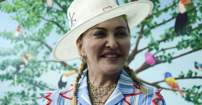 Madonna mit einem weißen Sonnenhut.
