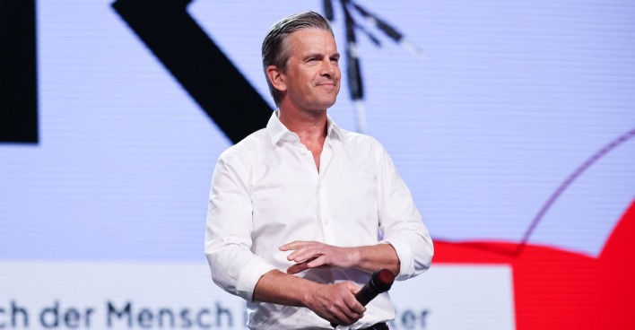 Markus Lanz mit Mikrofon auf der Bühne.