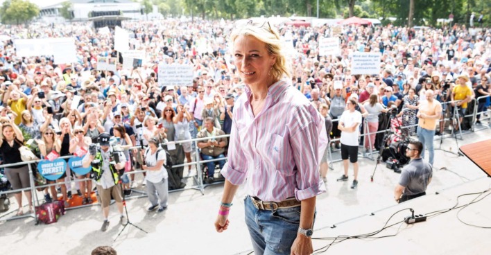 Monika Gruber auf der Bühne vor vielen Demonstranten.