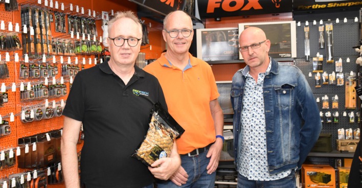 Hausherr Christian Meyer (PROFISCH-Angelsport), Karpfenangler Norbert Penninger (Feldkirch) und Rainer Loacker (Weekend-Magazin)