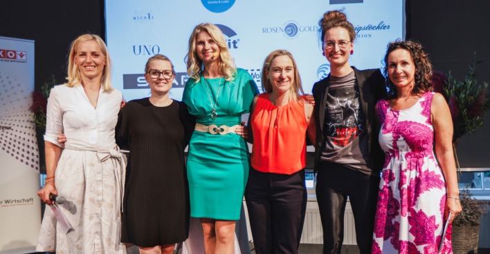 Moderatorin Heidi Winsauer, Patricia Kelly, Marietta Babos, Helga Boss, Sarah Irina Dörler, GF Karin Furtner (Frau in der Wirtschaft)