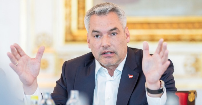 Kanzler Karl Nehammer bei einem Gespräch in Großaufnahme. Er spricht und gestikuliert.