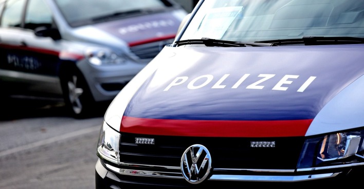 Ein Polizei-Auto von vorne