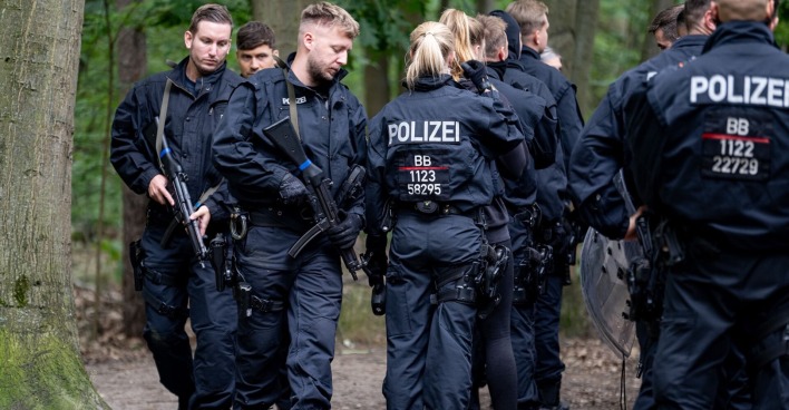 Bewaffnete Polizisten im Wald
