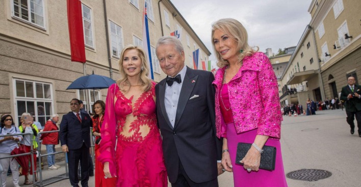 Wolfgang Porsche mit Gabriele Prinzessin zu Leiningen und ihrer Mutter Renate Thyssen bei der Festspieleröffnung.