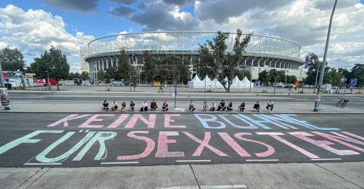 Vor dem Ernst Happel Stadion steht in großen Kreidebuchstaben: Keine Bühne für Sexismus.
