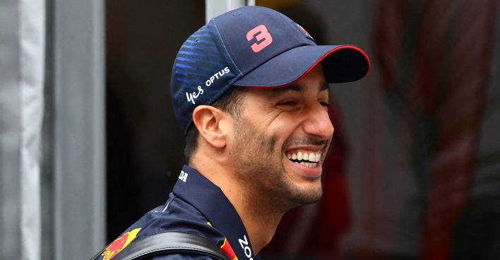 Ricciardo mit Kappe in Red Bull Shirt lacht breit.