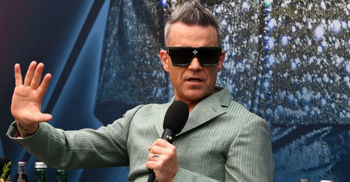 Robbie Williams mit Sonnenbrille bei einem Interview