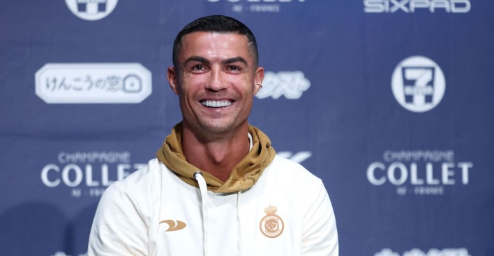 Cristiano Ronaldo grinst in die Kamera.