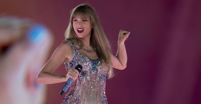 Taylor Swift im Glitzerkleid auf der Bühne.