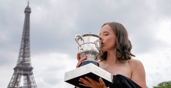Iga Swiatek, die im Schatten des Eifelturms den French Open-Pokal küsst