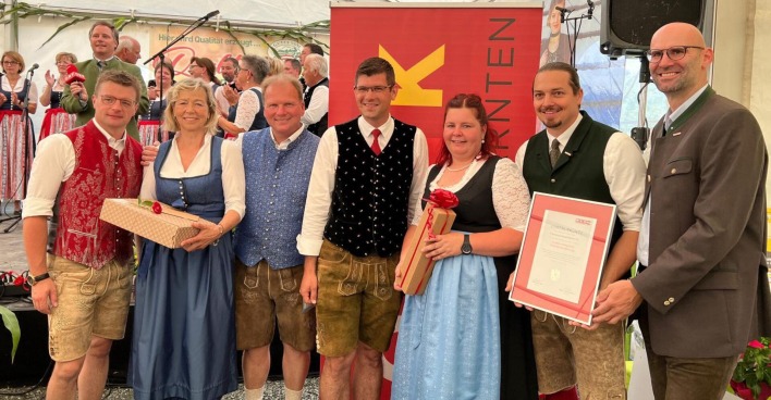 Max Strohmaier, Ingrid Bachler, Bernd Pobaschnig, Martin Gruber, Petra Pobaschnig, Walter Sabitzer und Robert Schratt stehen vor einem Radio Kärnten-Rollup