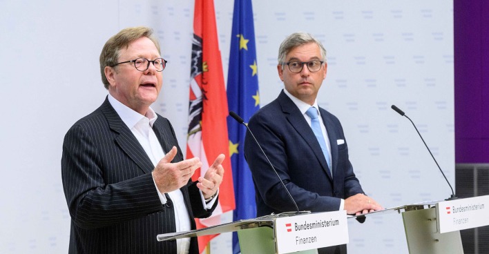 Willibald Cernko, Obmann der Sparte Bank und Versicherung in der Wirtschaftskammer und Finanzminister Magnus Brunner bei der Präsentation des Banken-Maßnahmenpakets