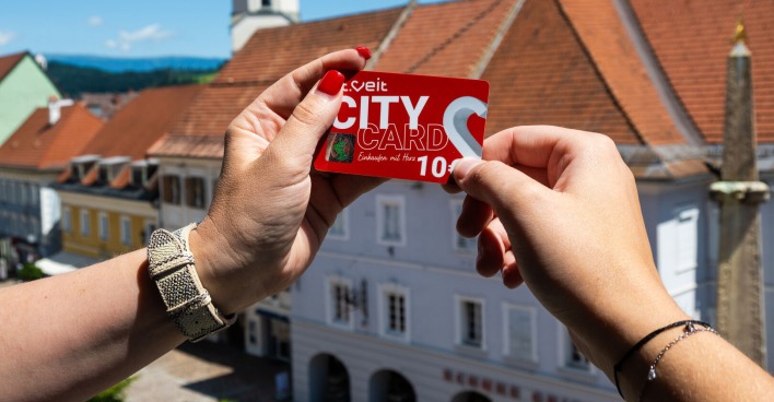 Frau hält City Card-Day Karte in der Hand