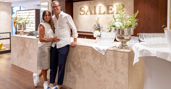 Paulo Sailer und Gattin Romina stehen beim Empfang, mitten im Geschäft