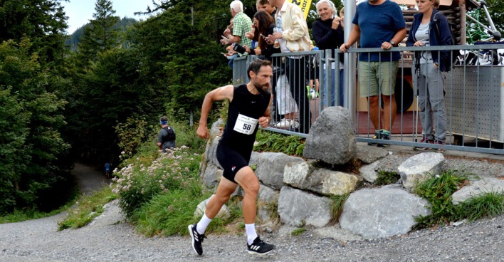 Für die Sportbegeisterten gilt es die Strecke von 3,7 Kilometer Länge und 512 Höhenmeter von der Tal- bis zur Bergstation zu erklimmen.