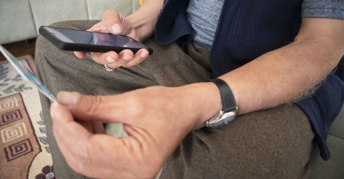 Pensionist überweist am Smartphone Geld