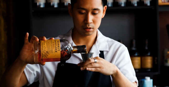 Barkeeper Philip Cortez schenkt Whiskey ins Glas | Credit: Adrian Almasan
